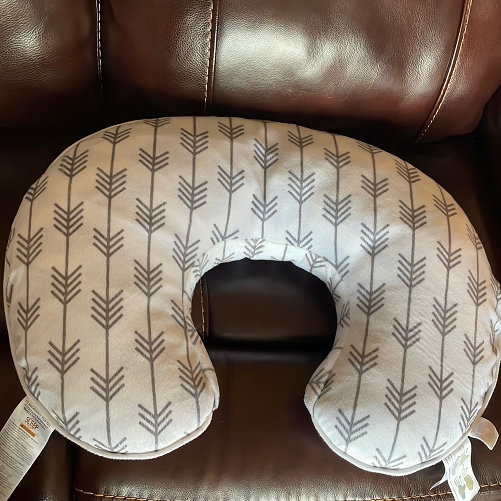 Original Boppy Nursing Pillow and machine washable cover! Almost New!!!!